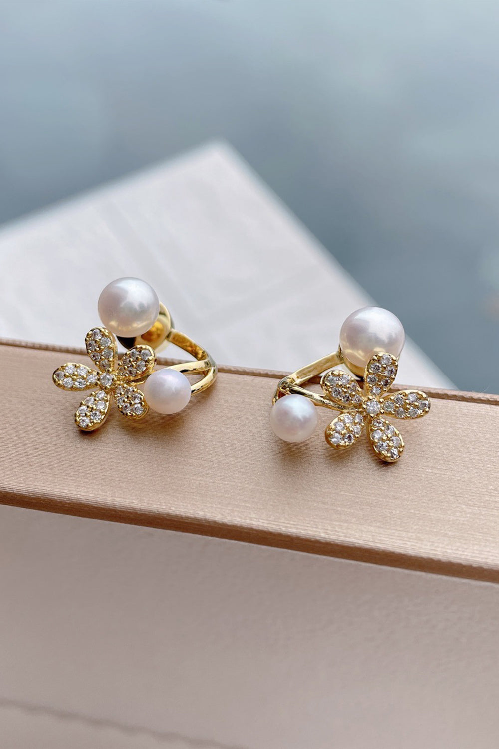 White Pearl Ear Clip